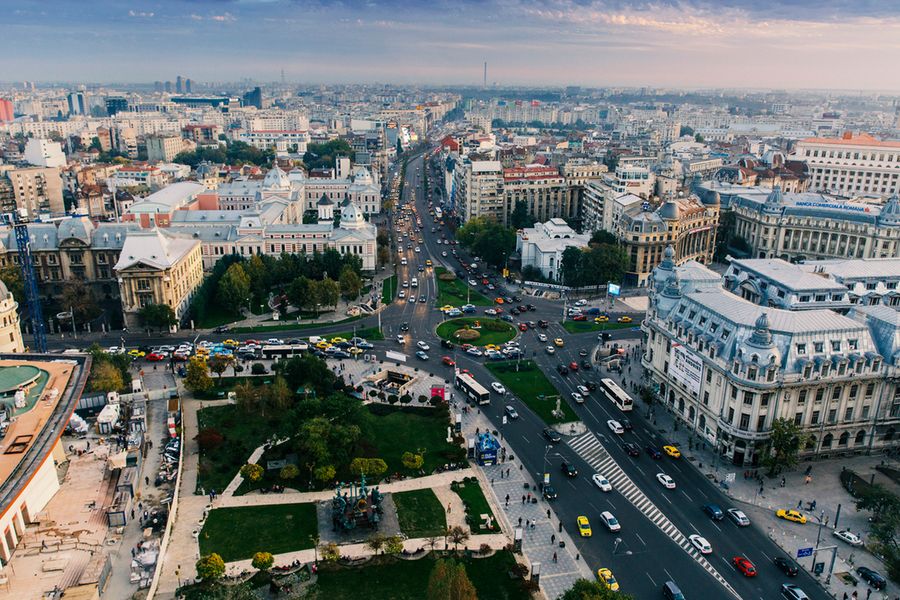 Photo de l'extérieur d'un café à Bucarest au coucher du soleil.