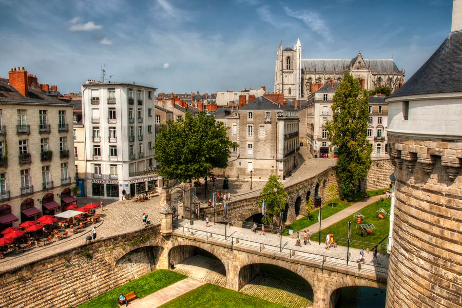 Photo de Nantes prise d'en haut, avec une cathédrale en arrière-plan.