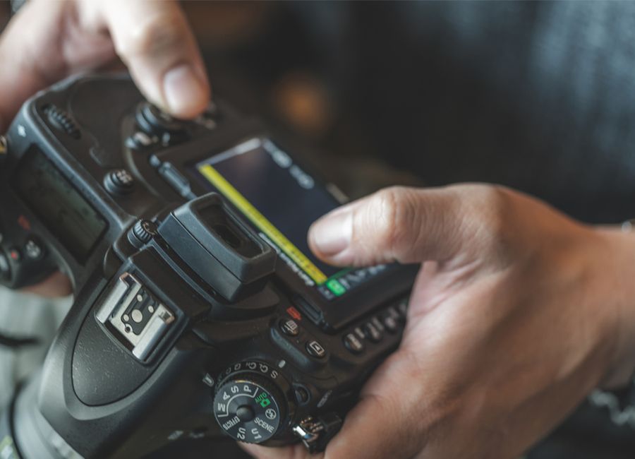 Étagères gris foncé avec deux piles de livres et deux cartes de remerciement personnalisées avec photo posées dessus.